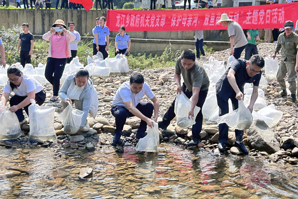 永福法院参加“利剑护渔”行动启动仪式及增殖放流活动